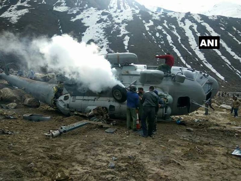 Indian air forces MI 17 helicopter caught fire following collision with an iron girder | केदारनाथमध्ये भारतीय हवाई दलाचं M-17 हेलिकॉप्टर कोसळलं, 5 जण जखमी