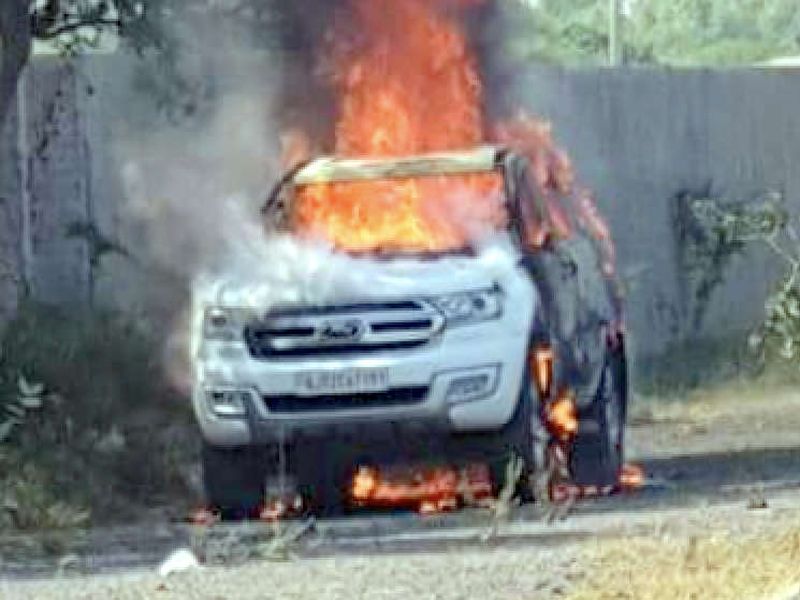 Ford Endeavor's engine caught fire; Builder burnt to death | Ford Endeavour च्या इंजिनाला आग; बिल्डरचा होरपळून मृत्यू