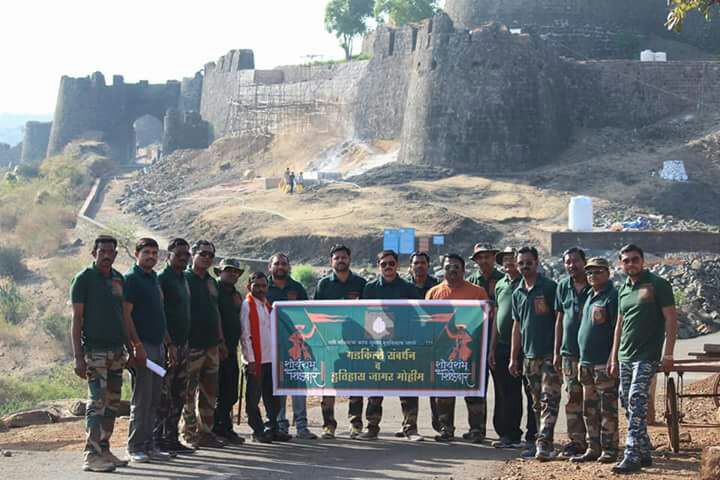 The young people take inatiative for improvement of fort in Vidarbha! | विदर्भातील गड-किल्ल्यांच्या संवर्धनासाठी सरसावली युवा मंडळी!