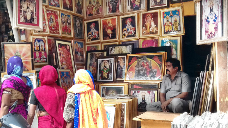 Ashadhi Vari Special; Expected sales of two crore rupees from photo sale of deities | आषाढी वारी विशेष ; देवतांच्या फोटो विक्रीतून दोन कोटींची उलाढाल अपेक्षित