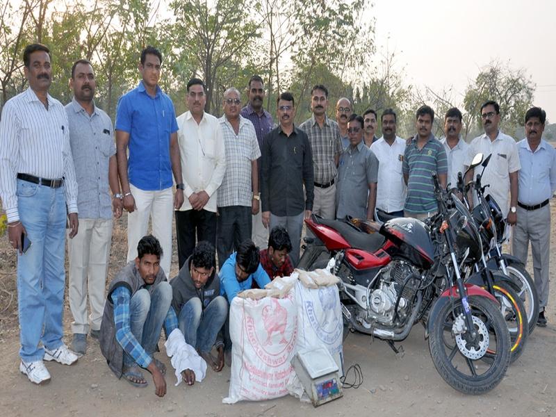 Four persons, including four Ganjas, who came to Jalgaon district from Madhya Pradesh, arrested four persons | मध्यप्रदेशातून जळगाव जिल्ह्यात येणा-या ४ लाखाच्या गांजासह ४ जणांना अटक