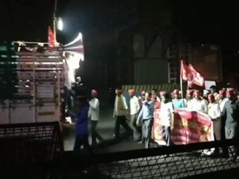 Farmers traveled to the Azad Maidan by the march | शेतकरी मोर्चा आझाद मैदानात दाखल, मध्यरात्रीपासून पायपीट करत गाठले आझाद मैदान