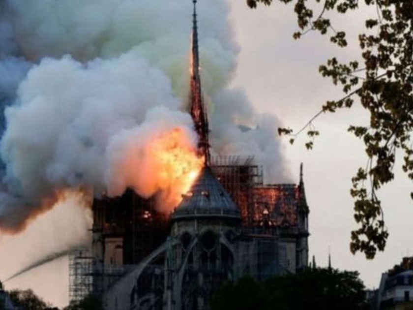 The Notre Dame Cathedral In Paris Is On Fire | फ्रान्समध्ये 800 वर्षं जुना प्रसिद्ध चर्च आगीच्या भक्ष्यस्थानी