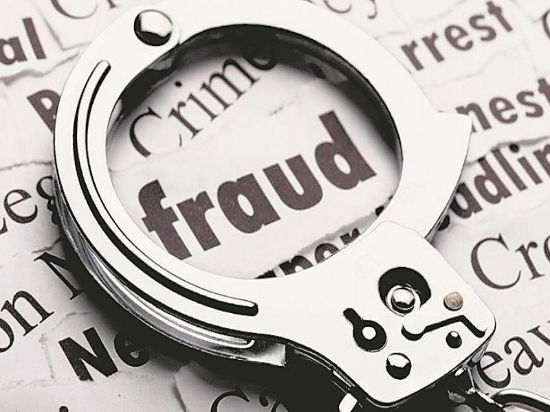 Four and a half lakhs extorted by the lure of a job in a bank in Pune | पुण्यात बँकेत नाेकरीच्या आमिषाने साडेचार लाखांचा गंडा