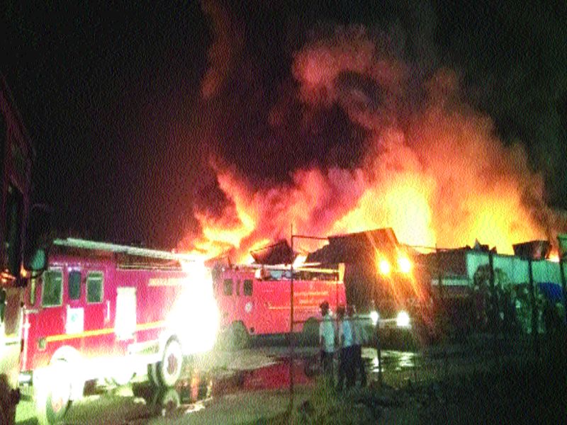 Fire damage to AC containers in Dighode godown, billions of losses | दिघोडेतील गोदामात एसी कंटेनरला आग, कोट्यवधींचे नुकसान