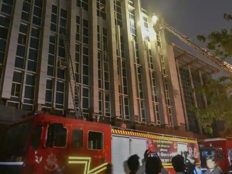 In the hospitals in Mumbai, the fire-fighting game continues | मुंबईतील रुग्णालयांमध्ये अग्निसुरक्षेशी खेळ सुरू