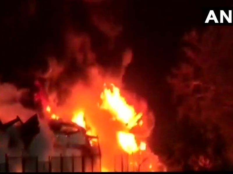 The fire in Raigad, 10 firefighters on the spot | रायगडमध्ये भीषण आग, अग्निशमनच्या 10 गाड्या घटनास्थळी 
