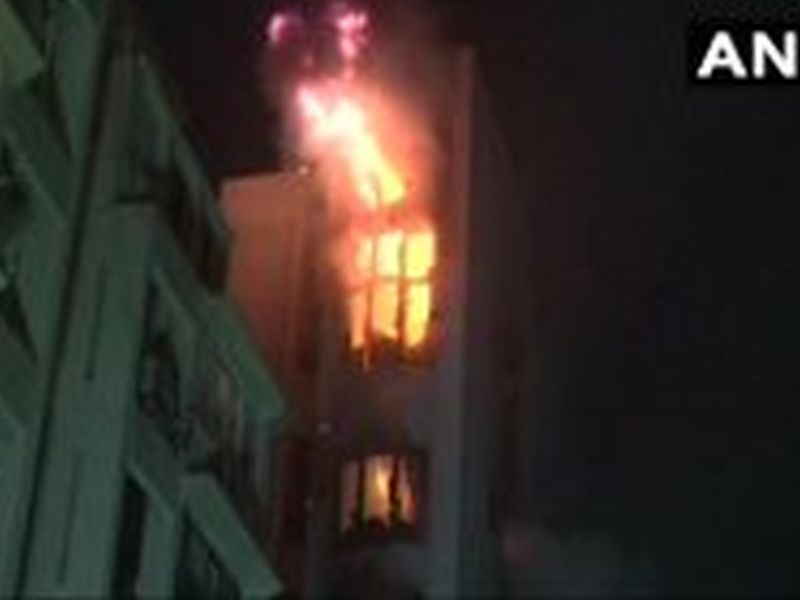 In the Dharma Vila building in Mumbai, eight fire and fire fighting boats were loaded | मुंबईतील धर्म व्हीला इमारतीमध्ये आग, अग्निशमनच्या 8 गाड्या दाखल