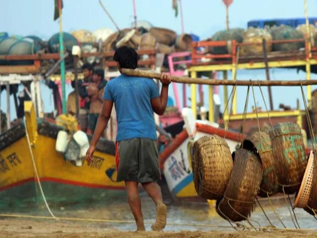 Announce financial package to fishermen, demand of MLA Lovekar to CM | मच्छिमारांना आर्थिक पॅकेज जाहीर करा, आमदार लव्हेकर यांची मुख्यमंत्र्यांकडे मागणी
