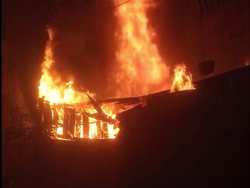 Parbhanikar's morning was awakened by the news of fire; Five houses were reduced to ashes | Video: परभणीकरांची पहाटे झाली ती आगीच्या वार्ताने; पाच घरांची झाली राख