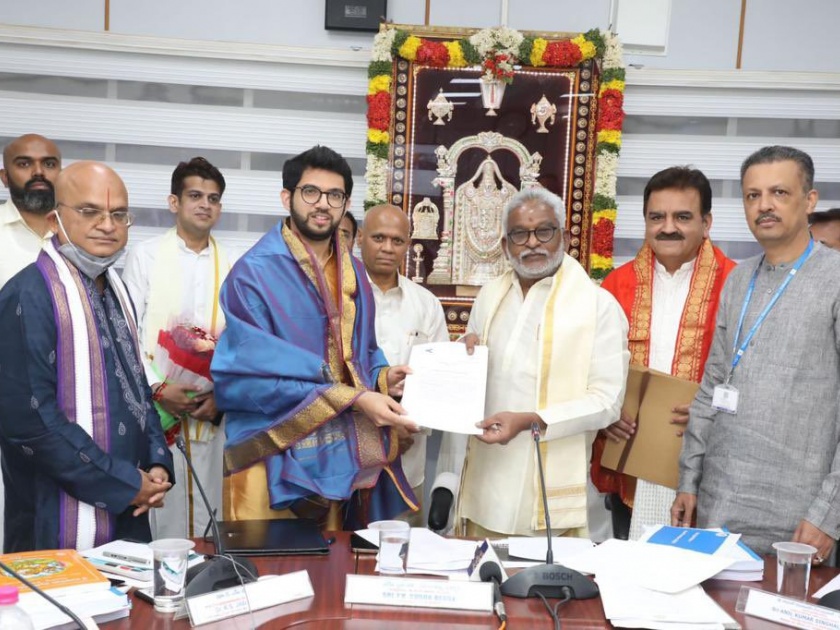 Aditya Thackeray: 500 crore land for Tirupati balaji temple, documents handed over by Aditya Thackeray | Aditya Thackeray: तिरुपती बालाजी मंदिरासाठी 500 कोटींची जागा, आदित्य ठाकरेंनी सोपवलं पत्र