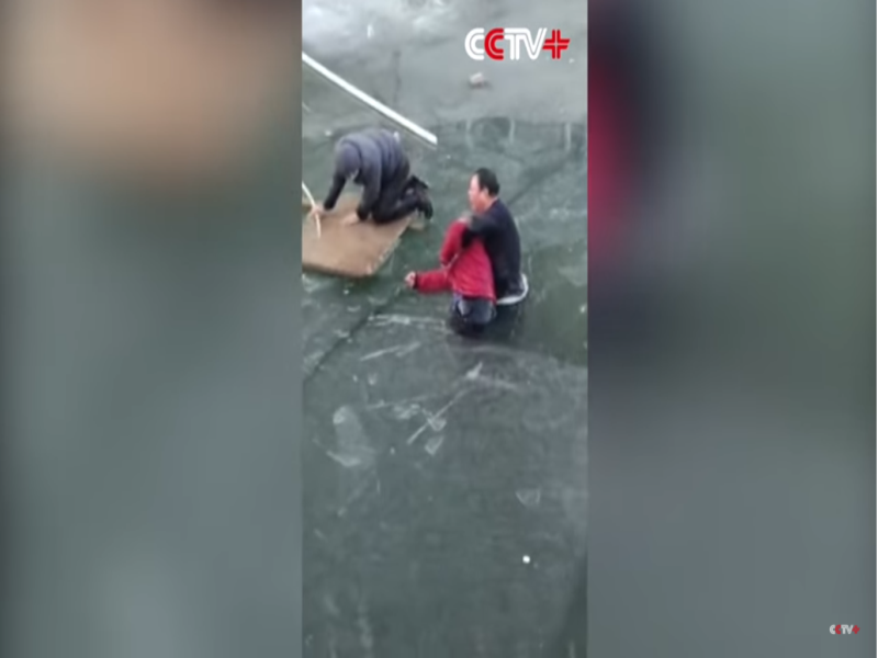 #Video: man getting out a old woman from frozen river in china | #Video : जीवाची बाजी लावत गोठलेल्या नदीतून वृध्द महिलेला काढले बाहेर