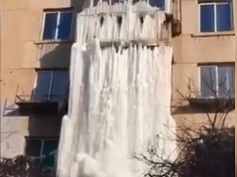 #VIDEO: frozen waterfall IN BUILDING IN CHINA | #VIDEO : पहा कसा बंद इमारतीत तयार झाला फ्रोजन वॉटरफॉल