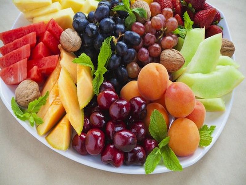 Should you eat fruits at night | रात्री फळं खात असाल तर या गोष्टींची काळजी घ्या; अन्यथा...