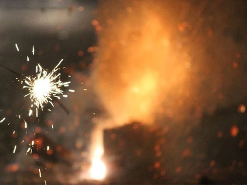 Bursting fireworks factory, fortunately 'they' survived because of the holiday | फटाक्याच्या कारखान्यात स्फोट, सुट्टी झाल्यामुळे सुदैवाने 'ते' बचावले