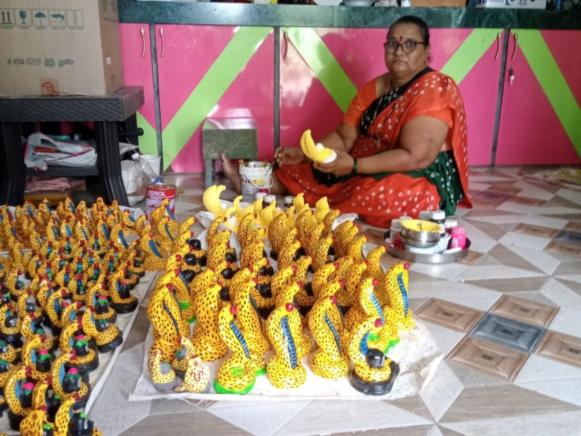 More than 3000 Naga Murthys left for Mumbai for sale from Chirner's Kalanagara | चिरनेरच्या कलानगरातून तीन हजारांहून अधिक नागमूर्ती विक्रीसाठी मुंबईकडे रवाना 