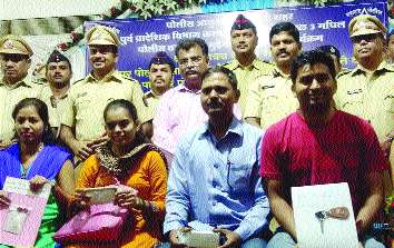 80 lakhs have been recovered from the police | ८० लाखांचा मुद्देमाल पोलिसांनी केला परत