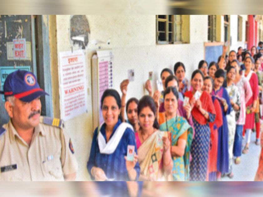 Lok sabha election 1 crore 83 lakh women abstained from voting; In tribal constituencies, the percentage of women votes is good, but in urban areas, it is disinterested  | १.८३ कोटी महिलांनी टाळले मतदान; आदिवासी मतदारसंघांमध्ये महिला मतांचा टक्का चांगला, शहरी भागात मात्र अनास्थाच 