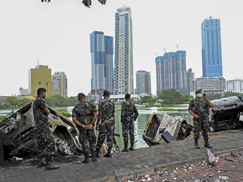 Terrible situation in Sri Lanka, military forces shoot at site orders to army | श्रीलंकेत भीषण परिस्थिती, हिंसा माजवणाऱ्यांवर 'शूट अ‍ॅट साईट'चे आदेश