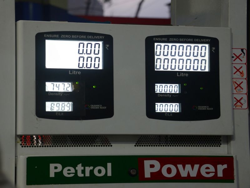The hike in the cost of petrol: Nashik | दरवाढीचा भडका कायम : नाशिककर करताहेत पेट्रोलची बचत