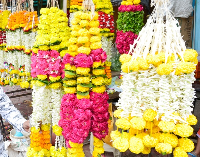 Mangesh Rangale from Kamthe in Chiplun taluka started a flower business | जगण्याची उमेदच भारी; दिव्यांग बांधवाने पुरात वाहून गेलेला व्यवसाय पुन्हा केला उभा