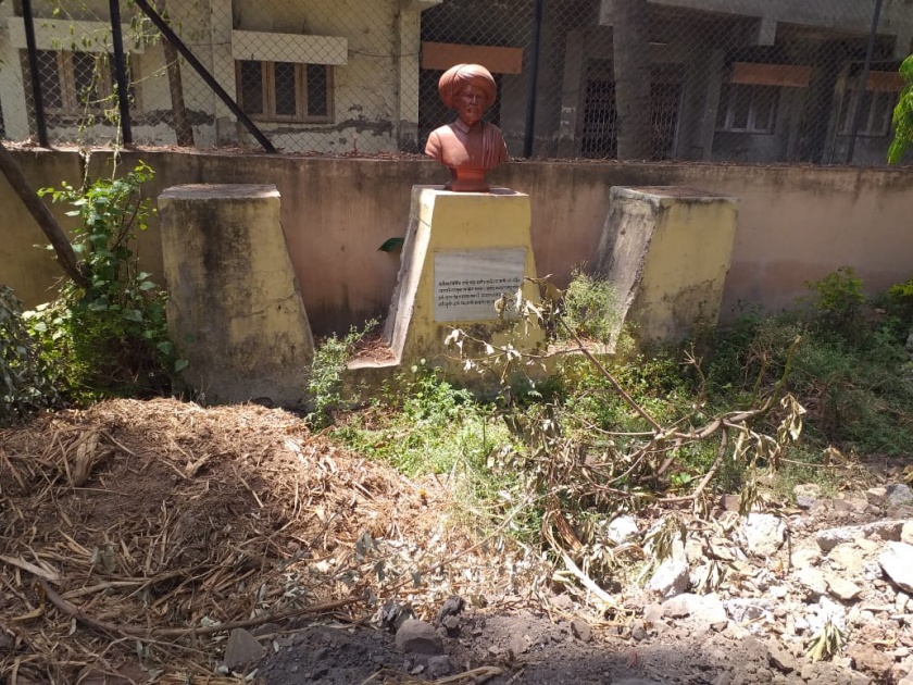 The dilapidated condition of the Mahatma Phule monument on Miraj Road; Corporation neglect | मिरज रोडवरील महात्मा फुले स्मारकाची प्रचंड दुरवस्था; मनपाचे दुर्लक्ष