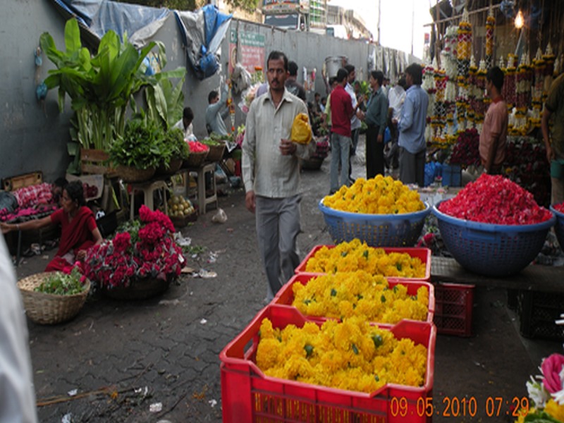 Flora aroma | बाजारात दरवळला फु लांचा सुगंध