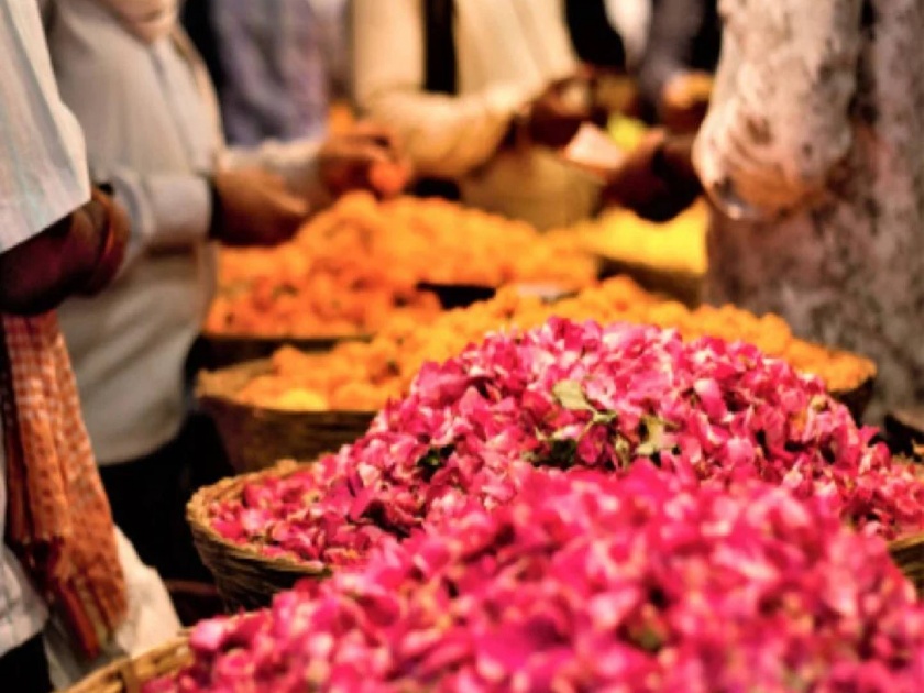 aroma created by Nirmala wafts from house to house in dadar flower market | इथे निर्माल्यातून तयार होणारा सुगंध दरवळतो घरोघरी; खराब फुलांपासून अगरबत्ती!