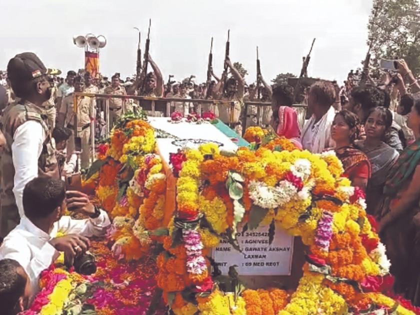 Agniveer Akshay Gawat's body was cremated with state honors | अग्निवीर अक्षय गवतेंच्या पार्थिवावर शासकीय इतमामात अंत्यसंस्कार