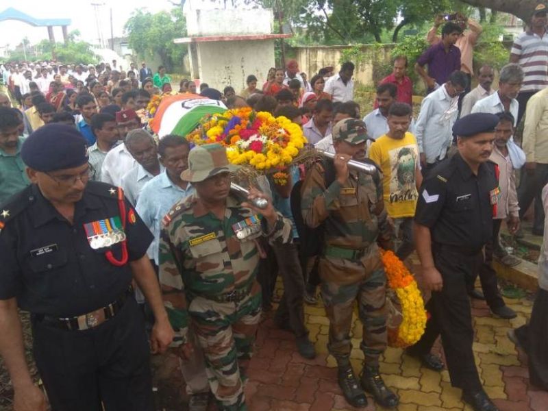Veeraputra Dadavar Ghodeswar funeral, last rites in home town akola | वीरपुत्र दादाराव घोडेस्वार अनंतात विलीन, शासकीय इतमामात अंत्यसंस्कार 