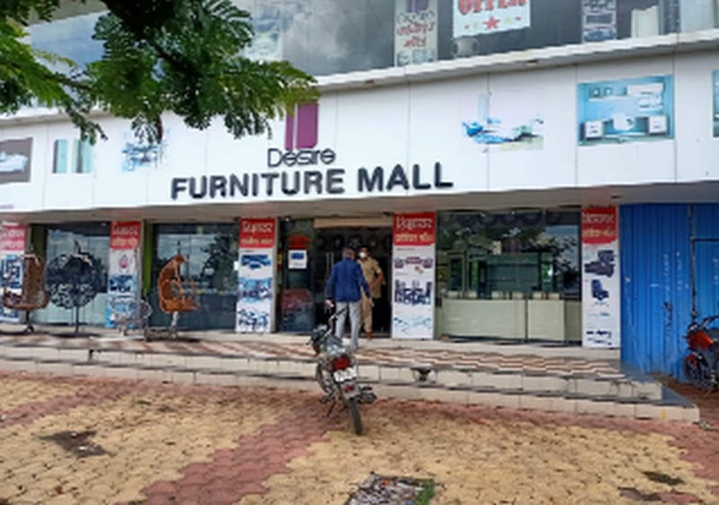 Twelve lakh pieces of furniture were stolen in Dhule | धुळ्यात सव्वादोन लाखांचे फर्निचर चोरले