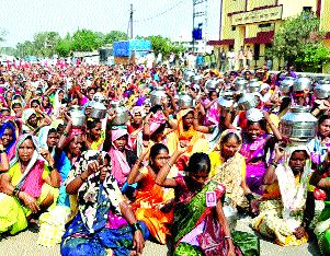 agitation for water by womens | पाण्यासाठी रणरागिणींचा हंडामोर्चा!