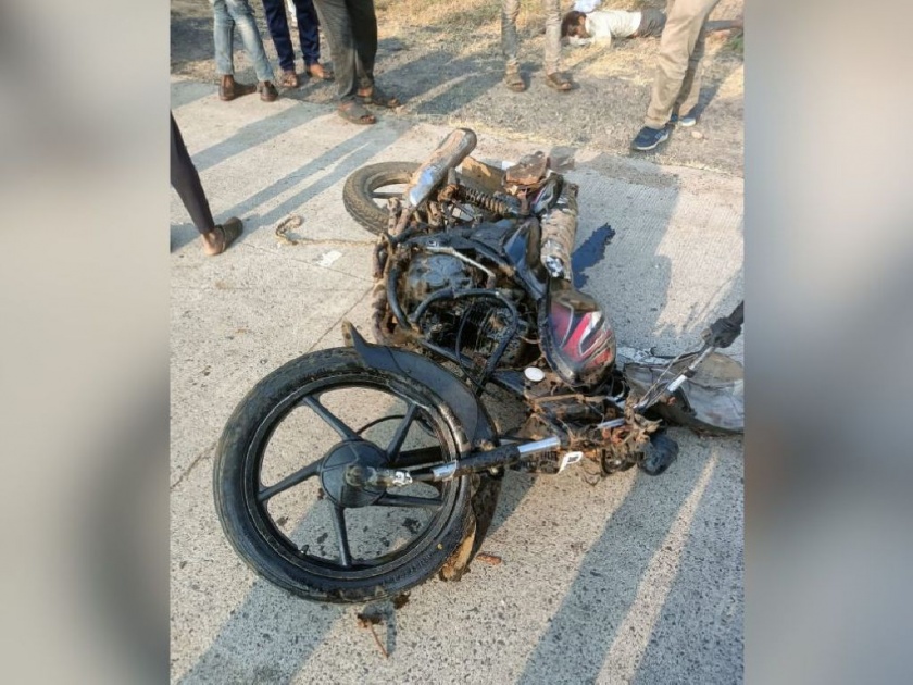 two died in a horrific accident as an unknown vehicle collided with the bike on Ramtek-Tumsar route | साक्षगंधाच्या आनंदावर विरजण, अपघातात दाेघांचा मृत्यू