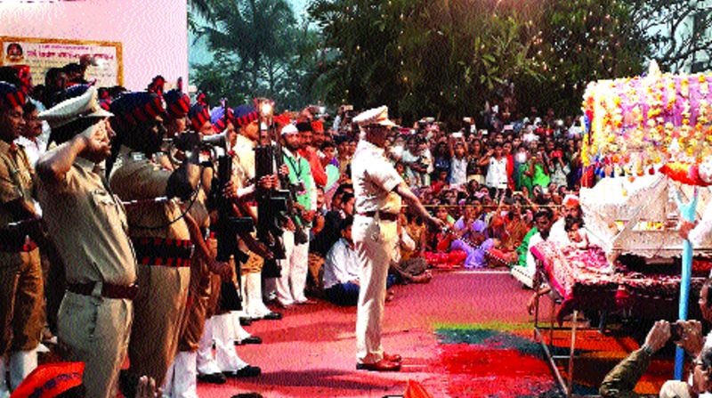 Dhiveer Maharaj Palqi Festival is going on | सशस्त्र मानवंदनेनंतर धावीर महाराज पालखी सोहळा सुरू