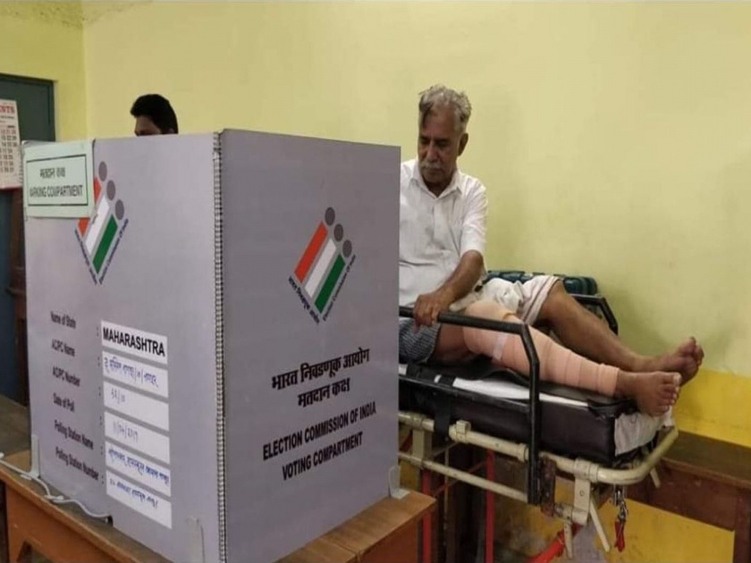 Maharashtra Lok Sabha Election 2019 Live: Hospital patient did voting in elections | Maharashtra Election Voting Live :हे काका हॉस्पिटलमधून मतदानाला आले, आपण घरून जाऊच शकतो ना?
