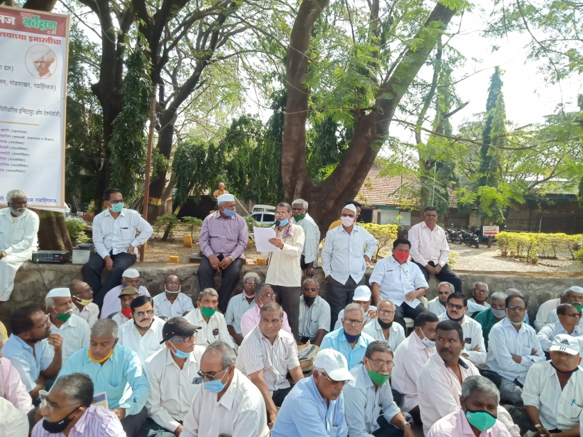 Indefinite detention of retired workers at Gadhinglaj | गडहिंग्लजला सेवानिवृत्त कामगारांचे बेमुदत धरणे