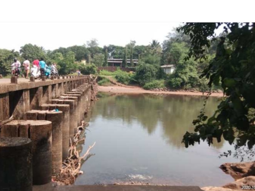 Two young women fell into the river from Keti dam at Kankavali! | कणकवली येथे केटी बंधाऱ्यावरून दोन युवती नदी पात्रात कोसळल्या !