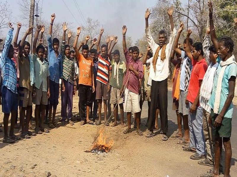 Gadchiroli: Naxalites posters burned by villagers, protest of Maoists | गडचिरोली: गावकऱ्यांनी जाळले नक्षली बॅनर, माओवादाचा निषेध