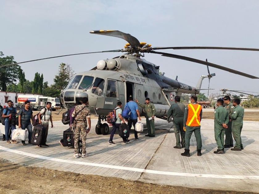 EVMs sent by helicopter to Maoist-affected areas, 295 polling officers air-lifted to 68 centers | माओवादग्रस्त भागात हेलिकॉप्टरने ईव्हीएम रवाना, ६८ केंद्रांवर २९५ मतदान अधिकाऱ्यांचे एअर-लिफ्ट