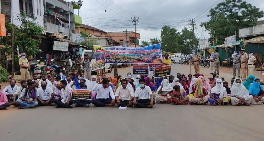 Gadchiroli protest of cleaning workers in Armory for their different demands | गडचिरोली : आरमोरीत सफाई कामगारांचे चक्काजाम आंदोलन