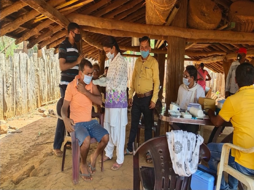 Positive Vaccination took place in the remote Binagunda in Gadchiroli while traveling hard coronavirus | सकारात्मक! खडतर प्रवास करत गडचिरोलीतील अतिदुर्गम बिनागुंडात झाले लसीकरण