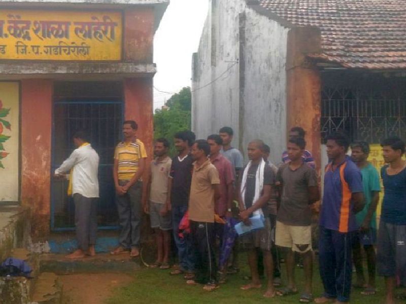 Santosh Anawas, the locals locked in Zilla Parishad School | गावकऱ्यांना संताप अनावर, जिल्हा परिषद शाळेला ठोकले कुलूप