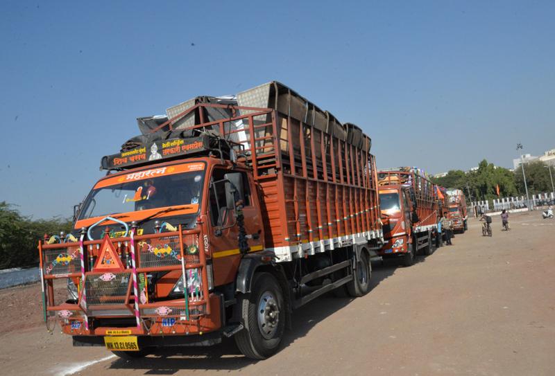 For the Siddheshwar Yatra in Solapur, the vehicles and gates are kept at the home ground | सोलापुरच्या सिध्देश्वर यात्रेसाठी होम मैदानावर वाहनं अन् गड्ड्यावर पाळणे दाखल