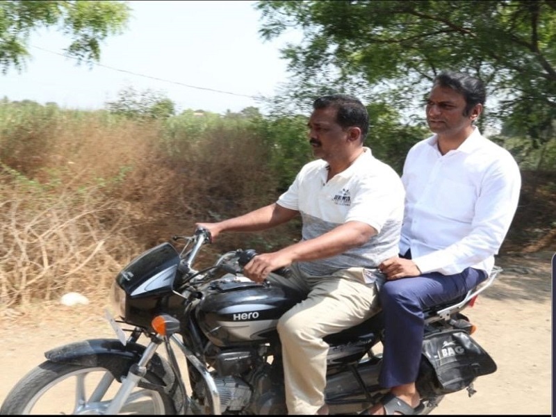 Gadhach learned of the plight of the Dwari community on a motorcycle | मोटारसायकलवर जाऊन मंत्री गडाख यांनी जाणल्या डवरी समाजाच्या व्यथा
