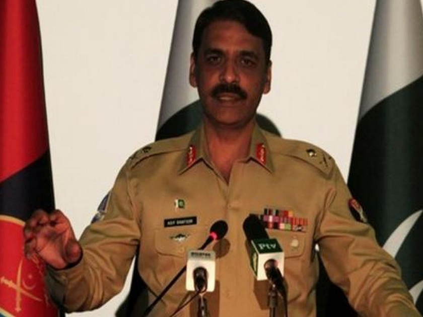 pakistan army spokesperson asif ghafoor defends rajnath singh over shastra puja | राफेल प्रकरणात राजनाथ सिंहांच्या बचावासाठी पाकिस्तानी सेना आली पुढे