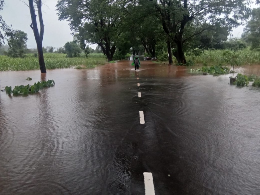 Due to heavy rainfall, traffic on 4 highways and 15 major district roads is closed | पावसामुळे बंधाऱ्यांवर पाणी आल्याने चार राज्यमार्गावरील वाहतूक बंद