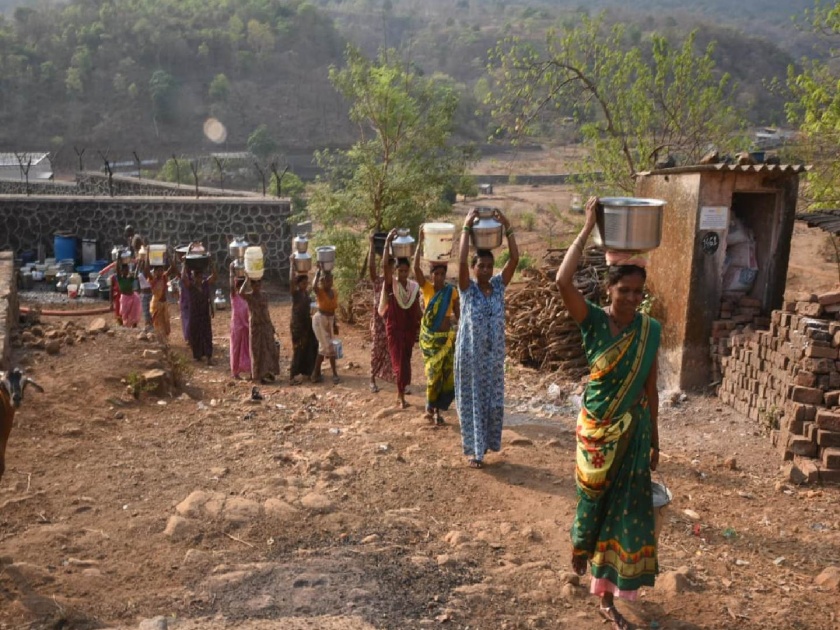 severe water shortage in dehrang dam area tribal peoples suffer due to lack of water in navi mumbai | देहरंग धरण परिसरात तीव्र पाणी टंचाई ;पाण्याअभावी आदिवासी बांधवांची परवड 
