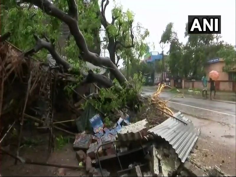Cyclone Gaja Rains lash TN, Puducherry as storm makes landfall, over 76,000 people evacuated | Cyclone Gaja : तामिळनाडूवर 'गज' चक्रीवादळाचं संकट, 76,000 लोकांचे सुरक्षित स्थळी स्थलांतर