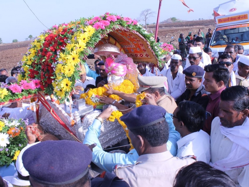 Saint Gajanan Maharaj Palkhi arrives in Marathwada | गण..गणात..बोते..च्या जयघोषात संत गजानन महाराज पालखीचे मराठवाड्यात आगमन
