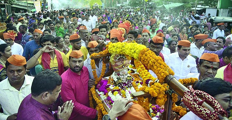 Palakhi Parikrama of Sant Gajanan Maharaj departed in Nagpur with Rajbabhvi manner | नागपुरात राजवैभवी थाटात निघाली संत गजानन महाराजांची पालखी परिक्रमा